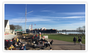 BIergarten an der Elbe mit Schiffsbegrüßungsanlage Willkomm Höft